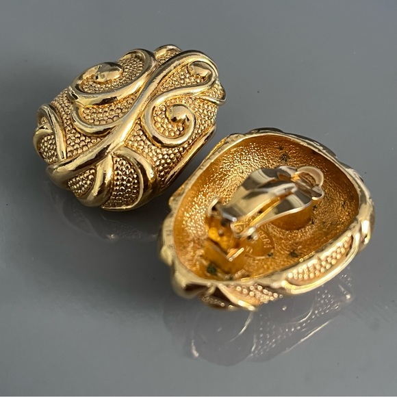 Jose Barrera for AVON Vintage Gold Tone Clip Earrings - Picture 6 of 13
